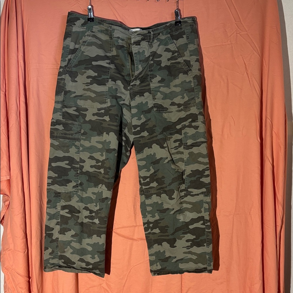 Universal Thread Women's Camouflage Capris